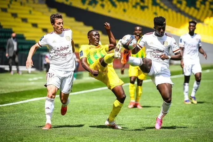 大巴黎遭遇夺冠对手里尔，一场胜一场负