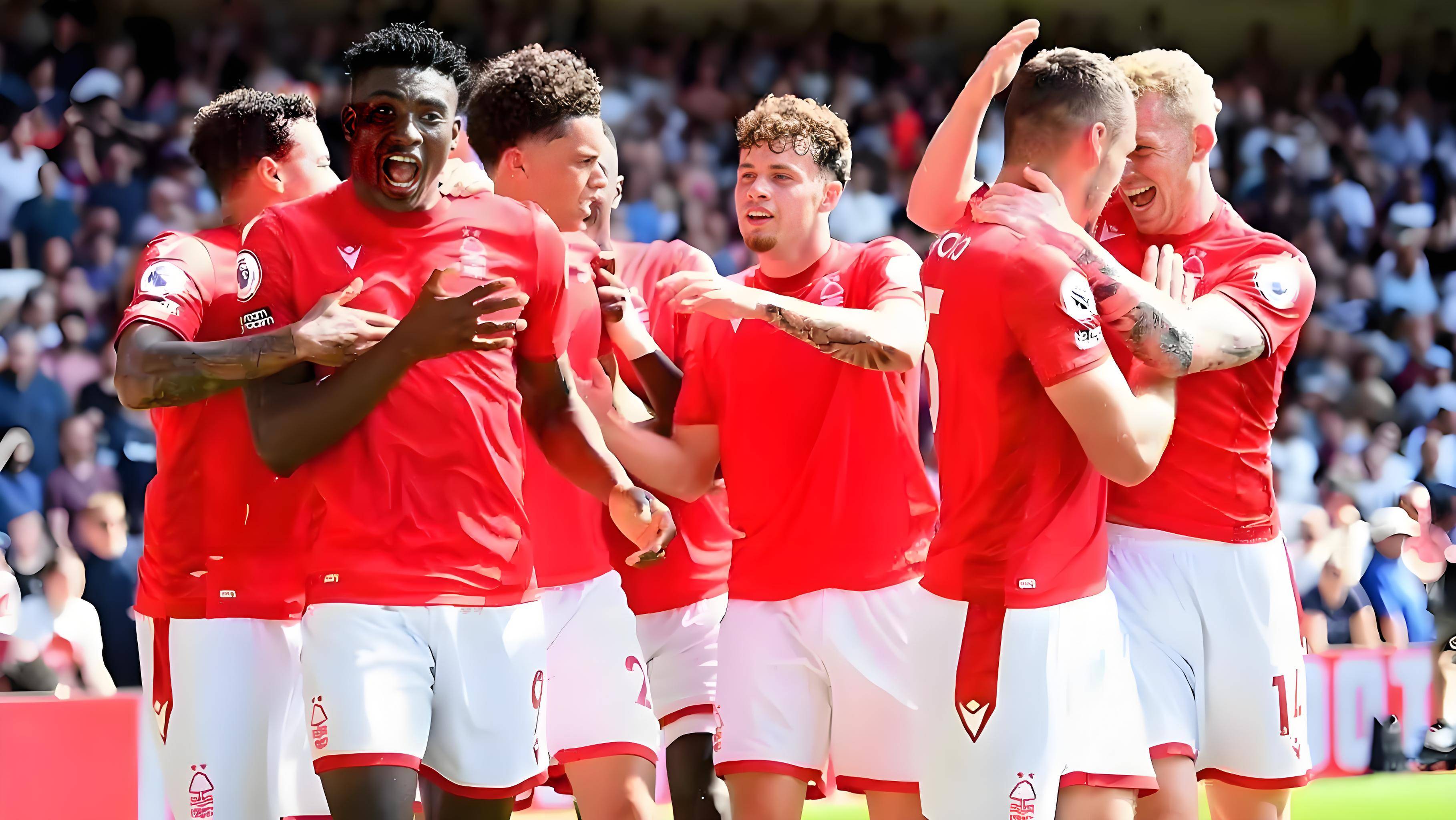 关于水晶宫后防团结抗援，球员展现团队精神的信息