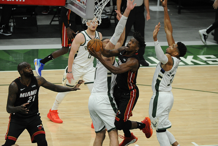 雄鹿碾压辽宁队，克莱高光表现